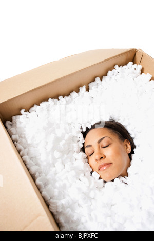 Woman smiling in a cardboard box Banque D'Images