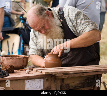 Un très complet de compétences potter montrant son talent lors d'une foire locale dans le Berkshire en Angleterre Banque D'Images