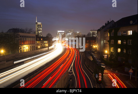 La circulation aux heures de pointe sur l'autoroute A40, Essen, Allemagne Banque D'Images