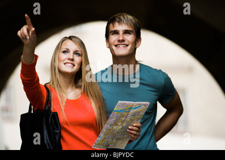 Couple reading a map Banque D'Images