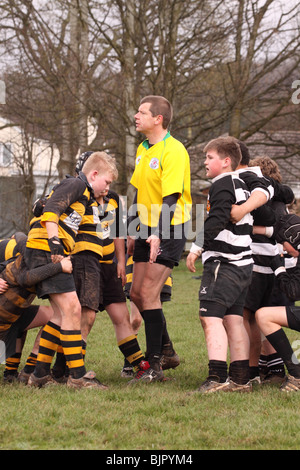 Les moins de 12 ans Junior rugby match match arbitre indique à la mêlée de jeunes joueurs Banque D'Images