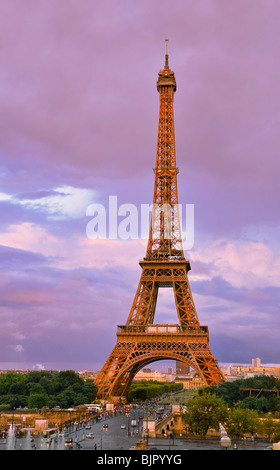 La tour Eiffel (Eifel) dans la soirée avec ciel dramatique Banque D'Images