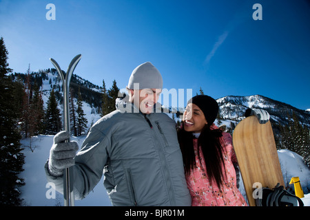 Un couple en extérieur dans la neige Banque D'Images
