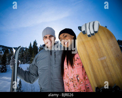 Un couple en extérieur dans la neige Banque D'Images