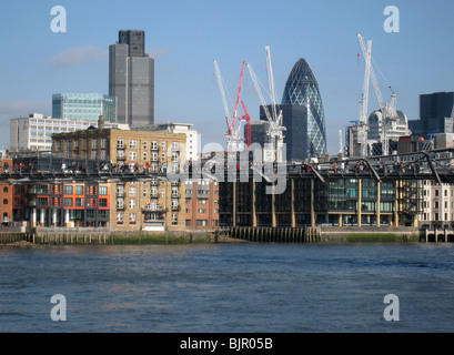 Vue de Londres à partir de la rive sud de la ville de Thames avec cornichon Natwest Tower Millennium footbridge Banque D'Images