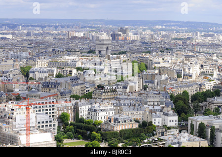 Paris paysage urbain avec des bâtiments blancs, toits et arc triomphal Banque D'Images