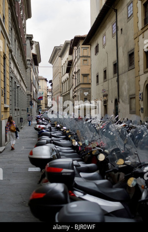 Cyclomoteurs en une ligne dans Florence, Italie. Banque D'Images