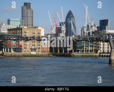 Vue de Londres à partir de la rive sud de la ville de Thames avec cornichon Natwest Tower Millennium footbridge Banque D'Images