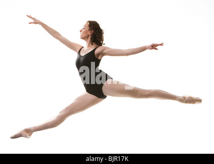 Femme faisant un saut de ballet Banque D'Images