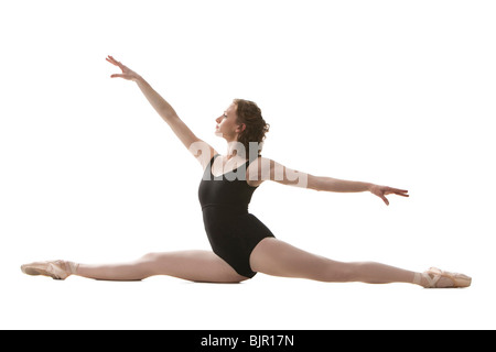 Femme faisant un saut de ballet Banque D'Images