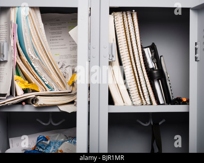 Contenu des casiers de l'école secondaire. Banque D'Images