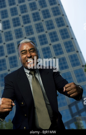 Businessman cheering extérieur Banque D'Images