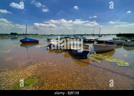 Emsworth Harbour avec dingies amarré à côté du club de voile de patin Banque D'Images