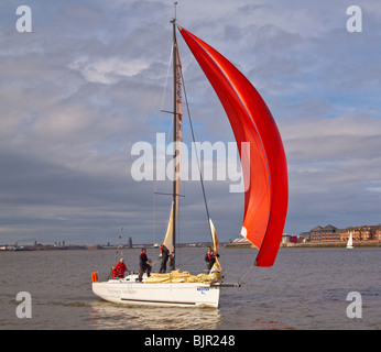 Bateau à voile Yacht Racing Mersey Liverpool Banque D'Images