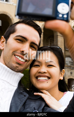 Couple avec un appareil photo numérique Banque D'Images