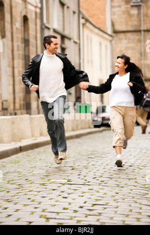 Couple de sauter en bas de la rue Banque D'Images