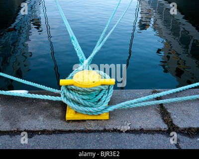 Bollard du navire amarré avec des cordes à l'attache, Stockholm, Suède Banque D'Images
