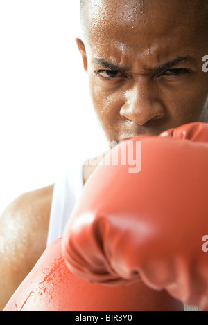 Man wearing boxing gloves Banque D'Images