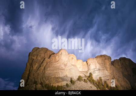 Les nuages de tempête sur le Mont Rushmore National Memorial, la nuit, South Dakota, USA Banque D'Images