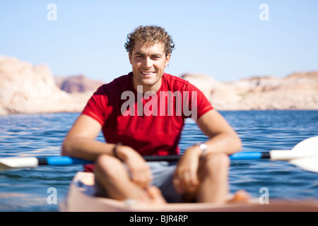 Homme assis dans un bateau Banque D'Images