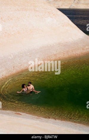 Couple ensemble dans l'eau Banque D'Images