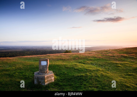 Vue vers le port de Poole de Ridge Hill, Purbeck, Dorset, UK, au lever du soleil Banque D'Images