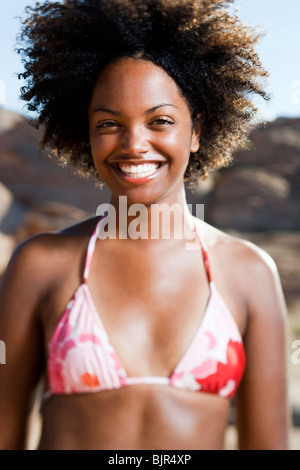 Femme avec sa tête rejetée en arrière smiling Banque D'Images