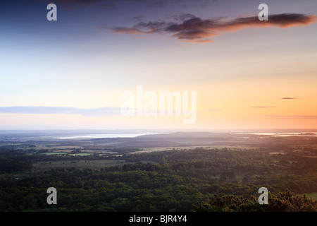 Vue vers le port de Poole de Ridge Hill, Purbeck, Dorset, UK, au lever du soleil Banque D'Images