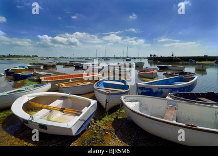 Emsworth Harbour avec dingies assis sur la rive entouré par les algues à marée basse avec le quai à l'arrière-plan Banque D'Images