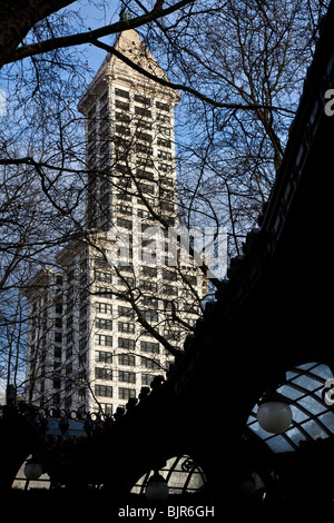 Smith Tower Building vue par Pergola historique, Pioneer Square, Seattle, Washington USA Banque D'Images