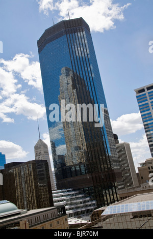 La Wells Fargo tower reflète dans l'IDS tower à Minneapolis, au Minnesota. Banque D'Images