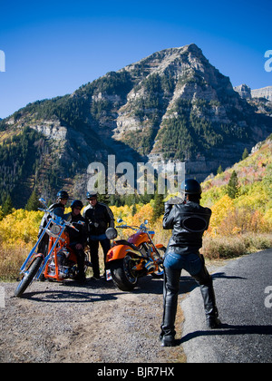 Les motards en prenant une photo sur le côté de la route Banque D'Images