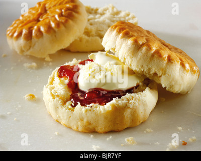 Scone traditionnel anglais avec crème caillée et jam Banque D'Images