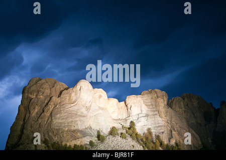 Les nuages de tempête sur le Mont Rushmore National Memorial, la nuit, South Dakota, USA Banque D'Images