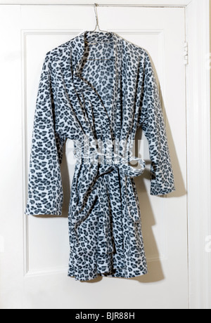Leopard Print Robe accroché au dos d'une porte Banque D'Images