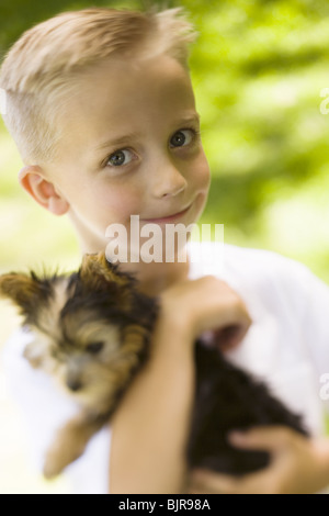 Boy holding petit chien Banque D'Images