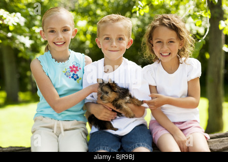 Trois enfants avec petit chien Banque D'Images