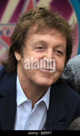 PAUL MCCARTNEY GEORGE HARRISON HONORÉ À TITRE POSTHUME AVEC UNE ÉTOILE SUR LE Hollywood Walk of Fame HOLLYWOOD Los Angeles CA USA 14 Banque D'Images