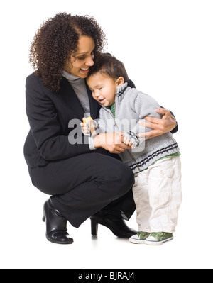 Mère embrassant son (18-23 mois), studio shot Banque D'Images