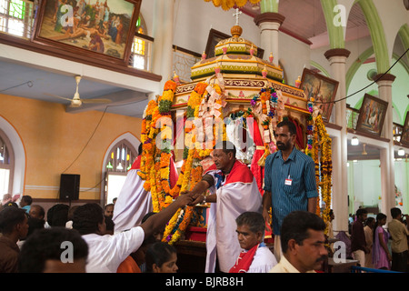 L'Inde, le Kerala, Alappuzha (Alleppey), Arthunkal, fête de Saint Sébastien à l'intérieur de l'église St Andrew de forains les pèlerins des dons d'argent Banque D'Images