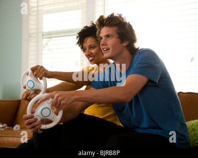 USA, Utah, Provo, jeune couple jouant des jeux vidéo dans la salle de séjour