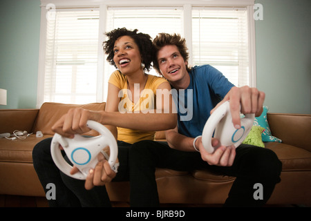 USA, Utah, Provo, jeune couple jouant des jeux vidéo dans la salle de séjour
