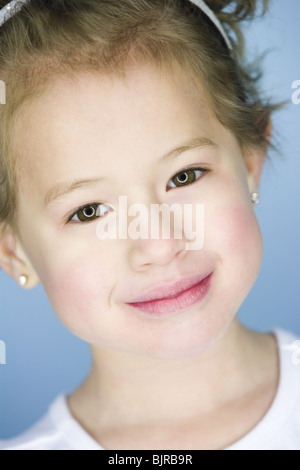 Little girl posing et bâillements Banque D'Images