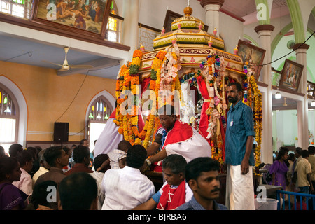 L'Inde, le Kerala, Alappuzha (Alleppey), Arthunkal, église St Andrew de forains pèlerins donner de l'argent sur fête de Saint Sébastien Banque D'Images