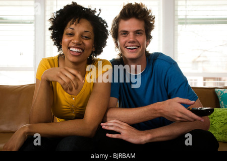 USA, Utah, Provo, jeune couple à regarder la télévision dans la salle de séjour