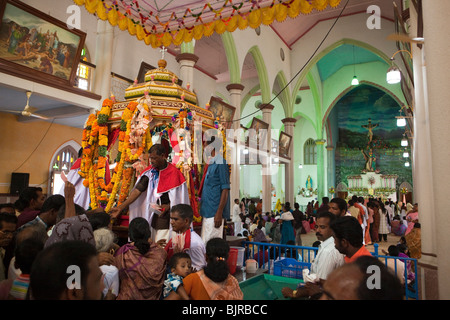 L'Inde, le Kerala, Alappuzha (Alleppey), Arthunkal, fête de Saint Sébastien, Saint Andrew's forain église remplie de pèlerins Banque D'Images