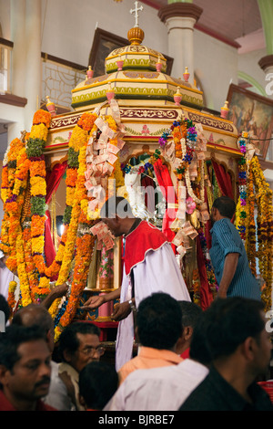 L'Inde, le Kerala, Alappuzha (Alleppey), Arthunkal, église St Andrew de forains pèlerins donner de l'argent sur fête de Saint Sébastien Banque D'Images