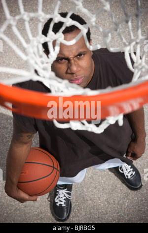 USA, Utah, Salt Lake City, jeune homme à la recherche jusqu'au panier de basket-ball Banque D'Images