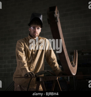 USA, Utah, Orem, portrait de l'homme dans l'atelier du soudeur Banque D'Images