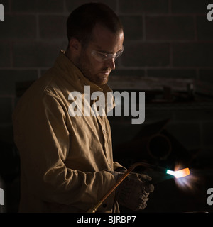 USA, Utah, Orem, homme à l'aide d'un chalumeau soudeur en atelier Banque D'Images